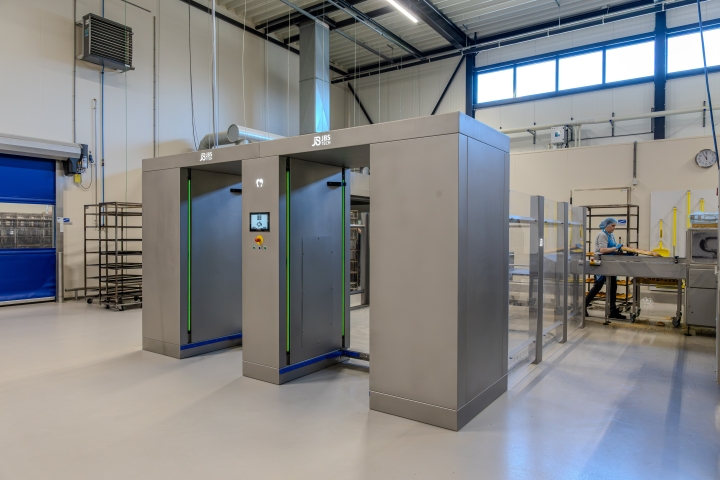 Geautomatiseerd systeem voor het ontladen van bakplaten.